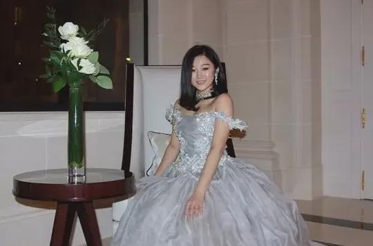 美大团建她被嘲疯了OG真人顶级白富(图24)