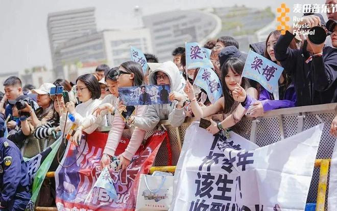 黄陂打卡空港新城燃爆武汉OG真人昨晚3万名乐迷来(图8)