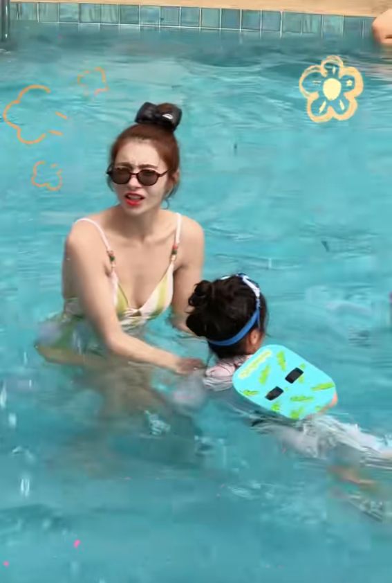 迪娜穿泳装美呆了4岁女儿颜值真的高OG网站姜潮一家人在云南旅游！麦(图8)